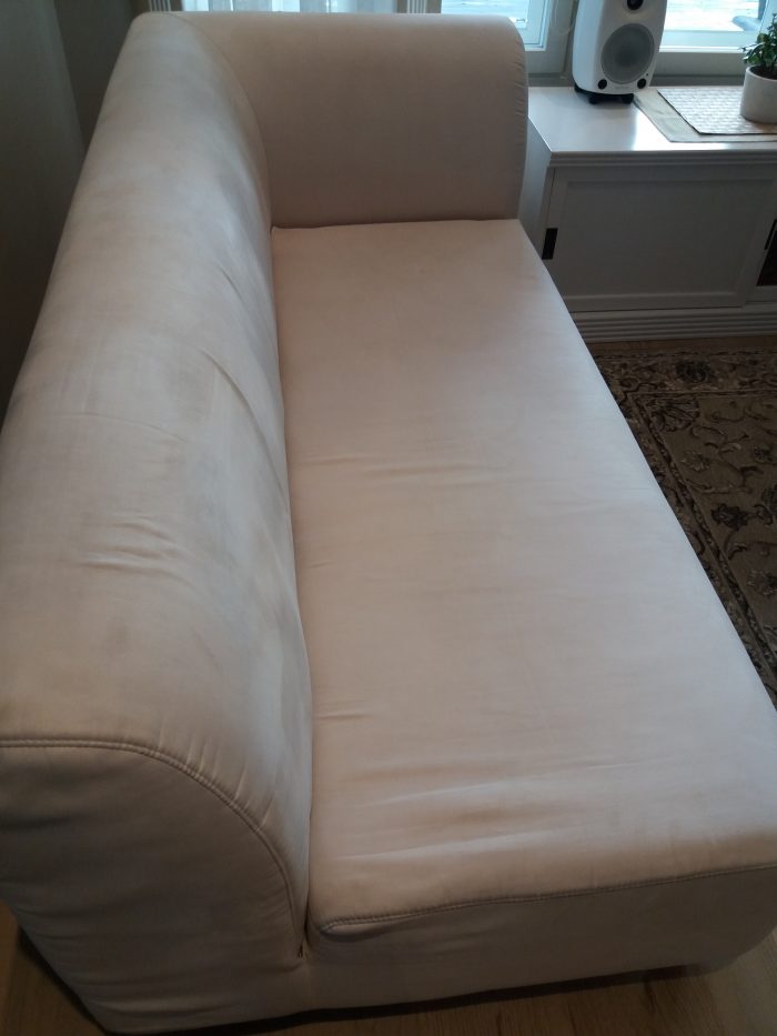 Valkoinen sohva pesun jälkeen